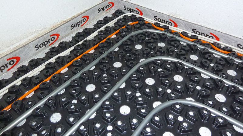 Ein Randdämmstreifen verhindert Wärmeverluste. (Bild: Sopro)