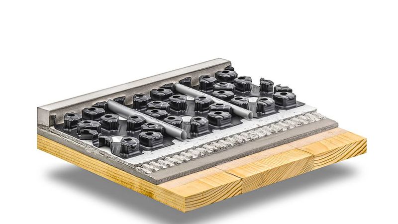 Aufbau des Dünnschichtsystems auf Holzuntergrund mit Vier-Millimeter-Dämmplatte und Fließspachtel: Die Aufbauhöhe beträgt mindestens 24 mm. (Bild: Kermi)