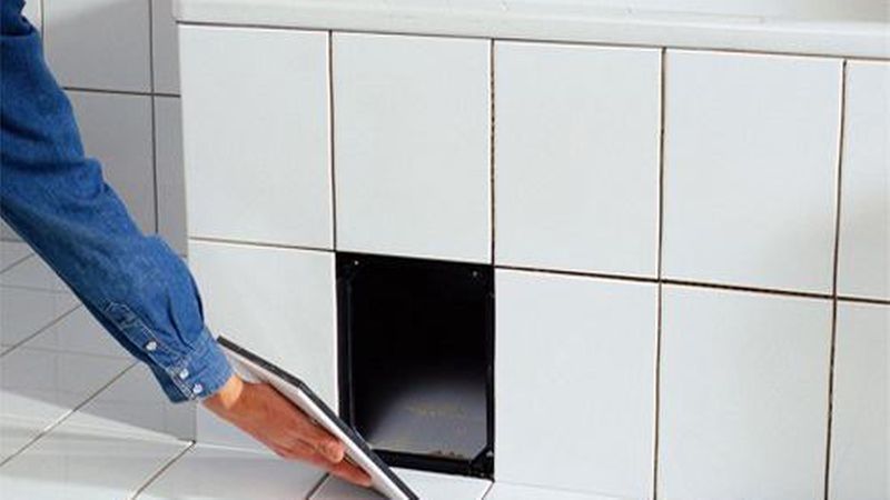 Revisionsklappen ermöglichen es SHK-Installateuren, im Schadensfall die Installationen unter der Wanne zu prüfen und ggf. zu reparieren, ohne vorhandene Fliesen zu zerstören. (Bild: Marley)