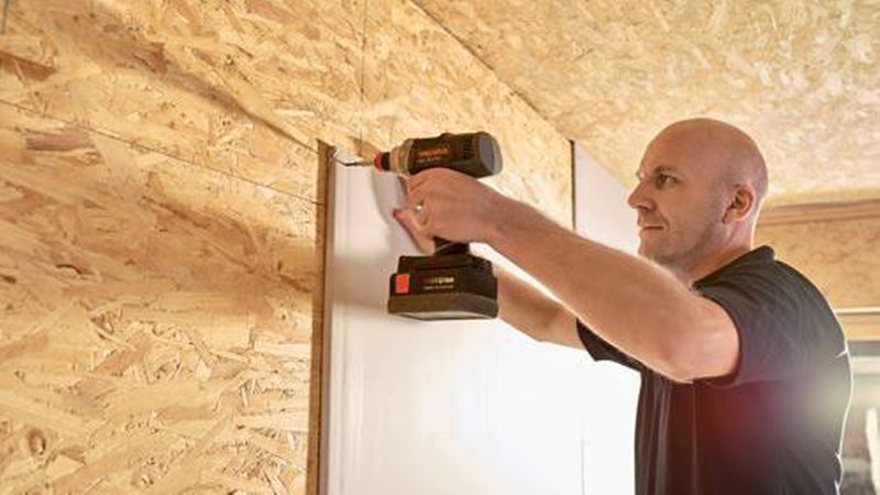 Die Gipskartonplatten können unabhängig vom Ständerwerk verschraubt werden, die Plattenstöße müssen aber zur OSB-Lage versetzt werden.