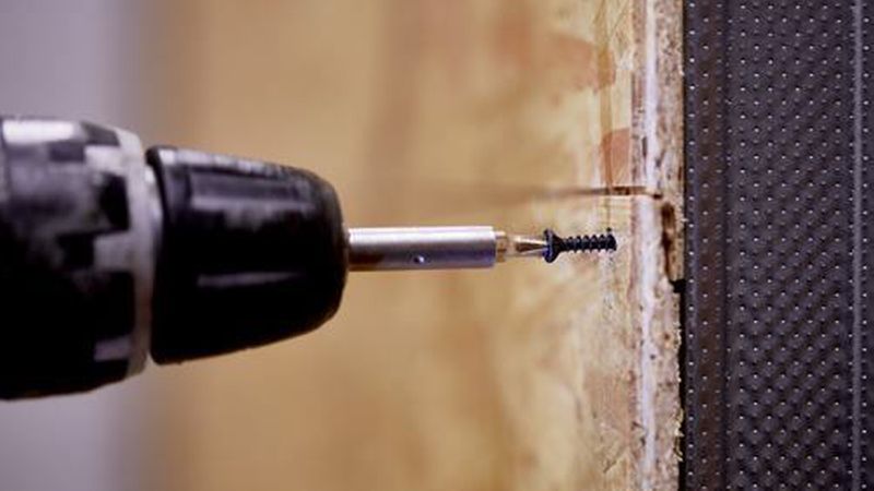 Am Plattenstoß können bedingt durch den Stufenfalz beide Platten auf einmal verschraubt werden, es reicht also eine Schraubenreihe.