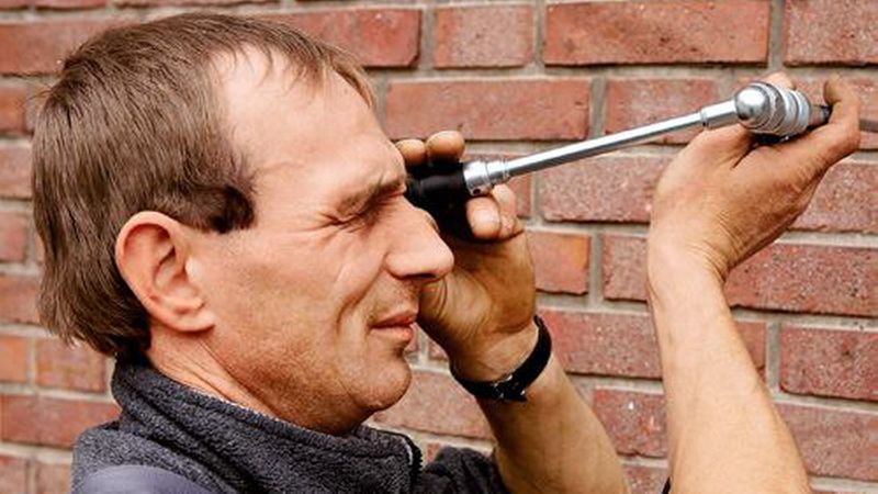 Durch ein kleines Bohrloch in der Fuge der Vormauerschale kann der Verarbeiter mit einem Endoskop prüfen, ob eine Einblasdämmung überhaupt möglich ist. (Bild: Deutsche Rockwool GmbH)