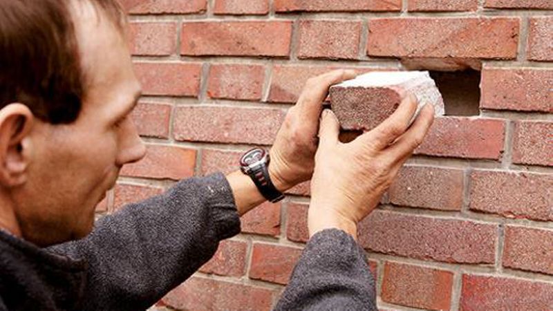 In Ausnahmefällen kann es sein, dass Bohrlöcher für das Einblasen nicht ausreichen. Dann werden ganze Mauersteine aus der Fassade herausgenommen und später wieder eingesetzt. (Bild: Deutsche Rockwool GmbH)