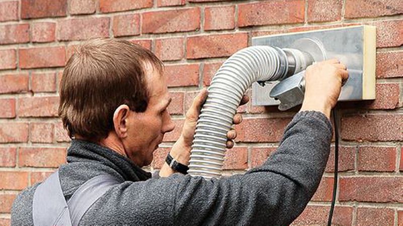 Falls ganze Steine herausgenommen werden müssen, kann das Dämmmaterial nur über einen speziellen Einfüllstutzen eingebracht werden. (Bild: Deutsche Rockwool GmbH)