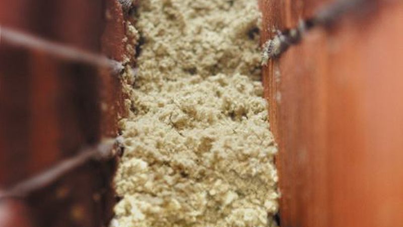 Der hochverdichtete Dämmstoff (hier Steinwolle Fillrock KD von Rockwool) bildet im zweischaligen Mauerwerk eine fugenlose und feste Dämmschicht. (Bild: Deutsche Rockwool GmbH)