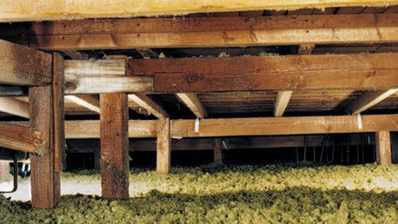 In engen Räumen wie Kriechkellern ist eine Einblasdämmung ideal. Ist der gedämmte Raum belüftet, ist der Einsatz eines Dämmmaterials mit Bindemittel erforderlich, damit die Luftbewegung keinen Einfluss auf die Dämmschichtdicke hat. (Bild: Deutsche Rockwool GmbH)