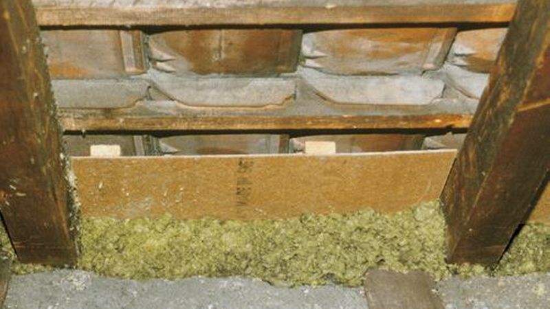 Generell ist der Einbau einer Einblasdämmung ohne Bindemittel nur bei geschlossenen Konstruktionen möglich. In diesem Beispiel sorgt eine Hartfaserplatte dafür, dass die Flocken im Bauteil bleiben. (Bild: Deutsche Rockwool GmbH)