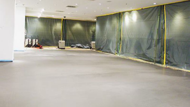 Mit Fließestrichen lässt sich die Staubentwicklung auf der Baustelle minimieren. So können Bodensanierungen auch bei laufendem Geschäftsbetrieb ausgeführt werden. (Bild: Saint-Gobain Weber GmbH)