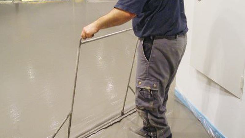Fließfähige Estriche und Dünnestriche werden im Stehen mit einem Rakel und/oder der Schwabbelstange verarbeitet. (Bild: Saint-Gobain Weber GmbH)
