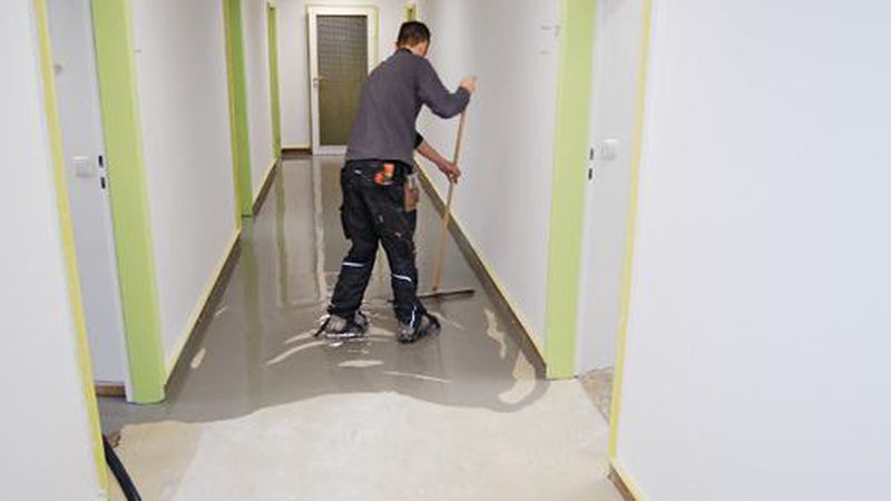 Auf einem intakten Untergrund reicht eine einfache Spachtelung, um eine ebene Oberfläche und gleichmäßige Haftfähigkeit zu erreichen. (Bild: Saint-Gobain Weber GmbH)