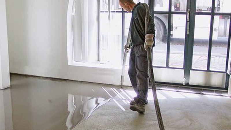 Mit zement- und calciumsulfatgebundenen Fließestrichen lassen sich große Flächen effizient ebnen. (Bild: Saint-Gobain Weber GmbH)