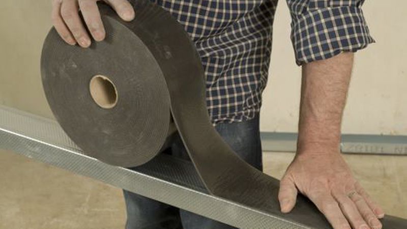 Für die Entkopplung ist ein Dichtband unter den U-Profilen das Mindeste, besser noch ist eine elastische Dichtmasse aus dem Schlauchbeutel. (Bild: Knauf/bausatz.co)