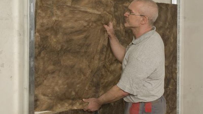 Eine Glaswolledämmung als Vorsatzschale zur Schalldämmung ist ideal, sie erreicht den erforderlichen Strömungswiderstand und lässt sich fugenlos zwischen die Profile klemmen. (Bild: Knauf/bausatz.co)