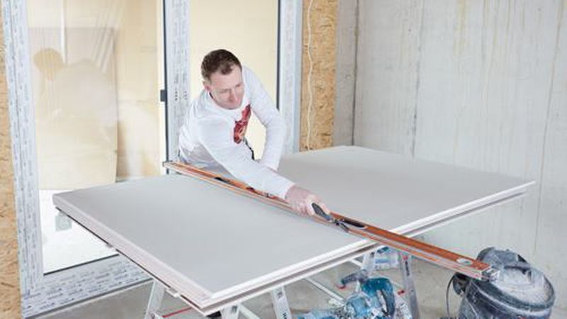 Auch die sehr harte und schwere „Habito“-Platte von Rigips kann einfach mit dem Cutter angeritzt werden. (Bild: Saint-Gobain Rigips GmbH)