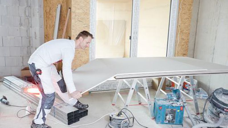 Zum Brechen ist bei den Schallschutzplatten schon etwas mehr Kraft erforderlich. (Bild: Saint-Gobain Rigips GmbH)