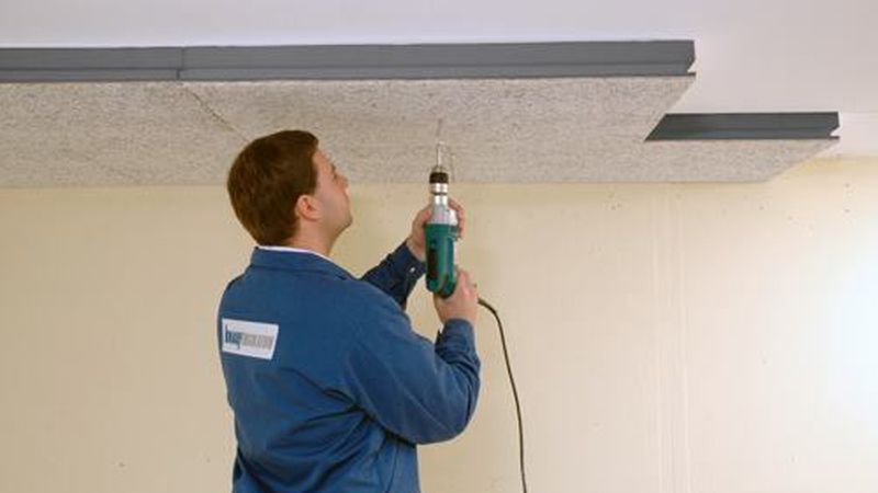 Auch für die Dämmung der Kellerdecke stehen verschiedene Systeme zur Verfügung: Stein- und Holzwolleplatten müssen in der Regel verklebt und verdübelt werden. (Bild: Knauf Insulation)