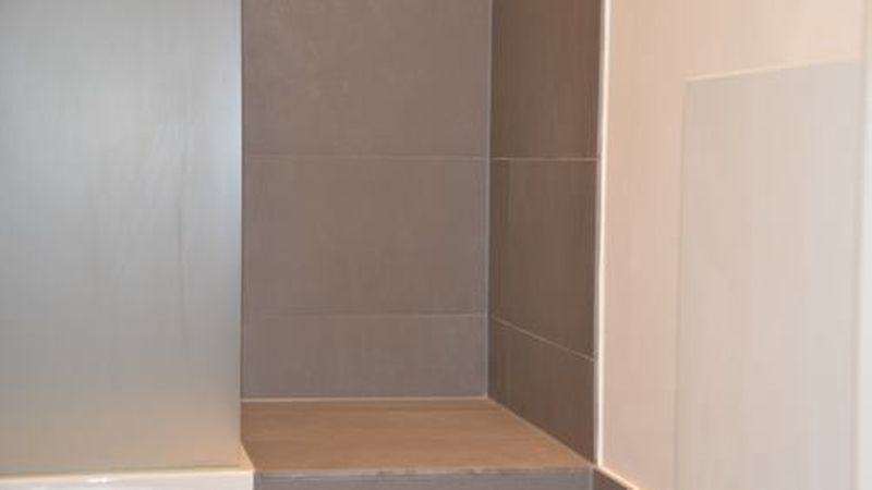 So erzielen Sie einen fast nahtlosen Übergang zum Raum: Fügen Sie im Anschluss an die Duschwanne eine Stufe ein. (Bild: Andrea Stark)