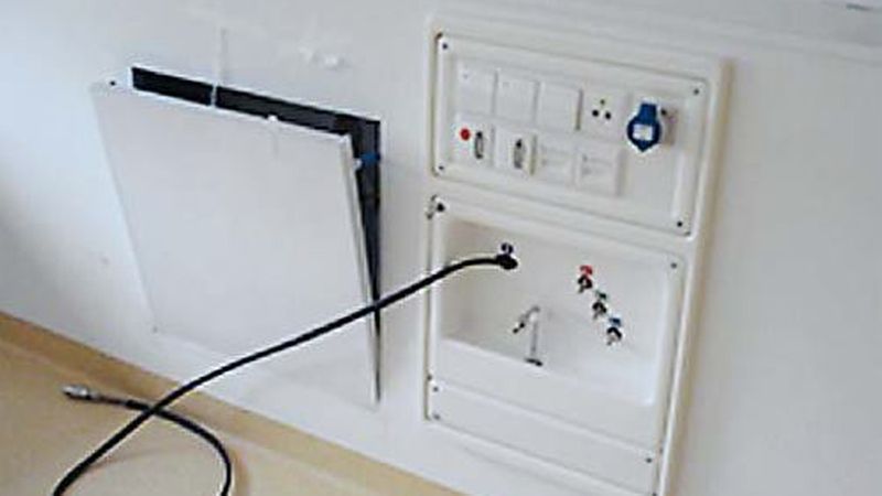 Hinter dieser Vorsatzschale hatte sich ein Schimmelschaden versteckt, der eine undichte Montagenaht in einer medizinischen Versorgungsleitung zur Ursache hatte. (Bild: Dr. Constanze Messal)