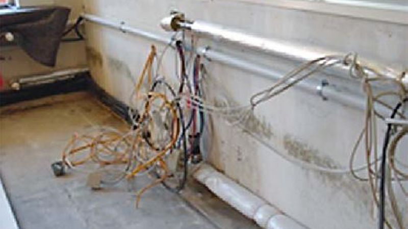 Obwohl der eigentliche Schadensort mehrere Zimmer entfernt war, hatte sich die Feuchtigkeit über Wochen hinweg ungehindert ausgebreitet. (Bild: Dr. Constanze Messal)