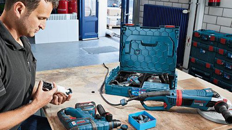 In der Regel müssen spezielle Module auf die Geräte aufgebracht werden, damit sie das System automatisch erkennen und per App lokalisieren können. Bild: Bosch