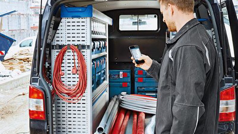 Alles dabei? Auch darüber geben Tool-Tracking-Systeme vor der Fahrt zur Baustelle schnell und zuverlässig Auskunft. Bild: Bosch