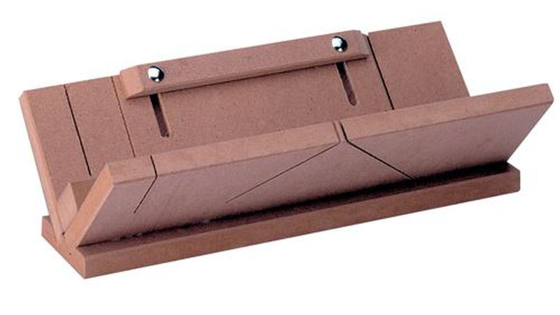 Für die sauberen Gehrungsschnitte der schrägen Stuckprofile ist diese Lade gedacht. Die Ausladung des Profils kann an einem Anschlag eingestellt werden. (Bild: Saarpor)