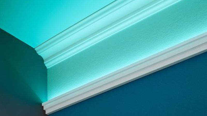 Das nach oben abstrahlende LED-Licht lässt den Raum optisch höher wirken. Es ist durch die Stuckleiste voll verdeckt. (Bild: Saarpor)