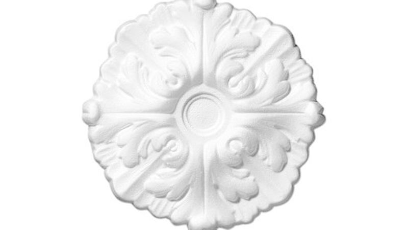 Zierrosetten werden in der Regel direkt unter den Deckendurchlass für den Stromanschluss für die Deckenlampe geklebt. (Bild: Saarpor)