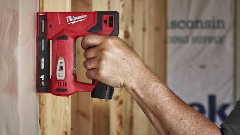 Mit 12 Volt lassen sich sonst klassische Handwerkzeuge wie Tacker oder Ratsche kraftsparend betreiben. (Bild: Milwaukee)
