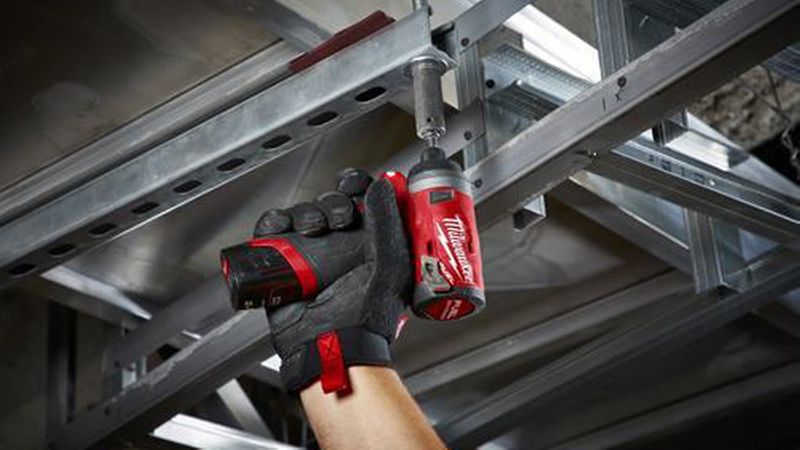 Für viele Anwendungen in beengtem Raum reichen die kleinen Geräte mit kleinen Akkus völlig aus. (Bild: Milwaukee)