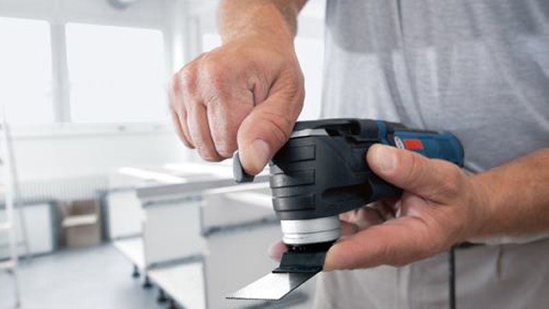 Ein Multitool ersetzt Stichsäge und Deltaschleifer bei den Feinarbeiten. (Bild: Bosch)