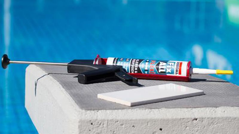 Mit dem Hybrid-Polymer-Kleber können die Fliesen geklebt und verfugt. (Bild: Soudal)