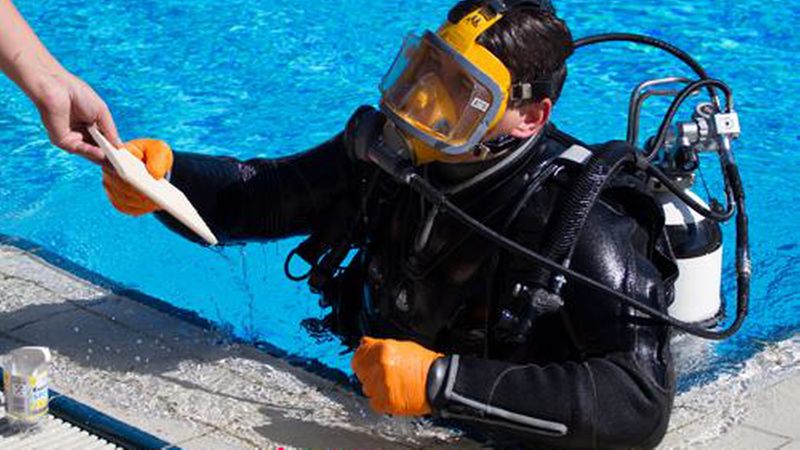 Aus Sicherheitsgründen ist eine professionelle Tauchausrüstung für den Verarbeiter unabdingbar. (Bild: Soudal)