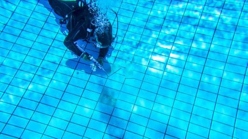 Die schadhafte Stelle muss gründlich gereinigt werden, das System funktioniert vor allem bei nur wenigen zu fixierenden Fliesen. (Bild: Soudal)