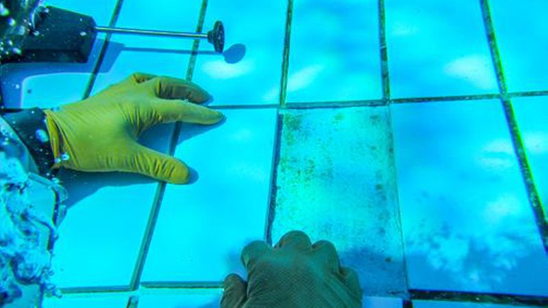 Die hohe Anfangshaftung des Klebers sorgt für sicheren Halt der Fliese, die Wassersäule darüber tut ihr Übriges. (Bild: Soudal)