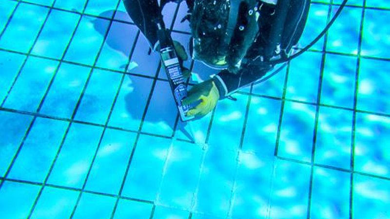 Mit dem gleichen Kleber können sofort danach die Fugen geschlossen werden. (Bild: Soudal)