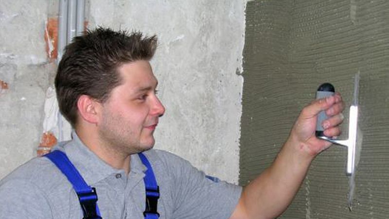 Nach dem eventuell notwendigen Zuschnitt der Calciumsilikatplatten (mit Teppichmesser oder Säge) den Kleber anrühren und aufbringen. (Bild: MM Bautenschutz)