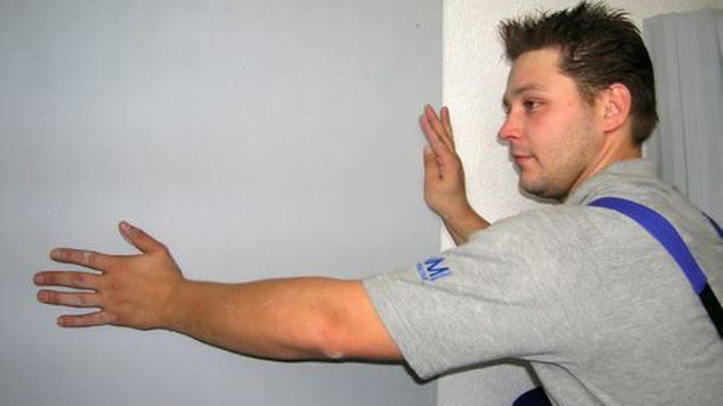 Die Dämmplatten entsprechend den Herstellerangaben mit Grundierung anfeuchten und auf der Wand ausrichten. (Bild: MM Bautenschutz)