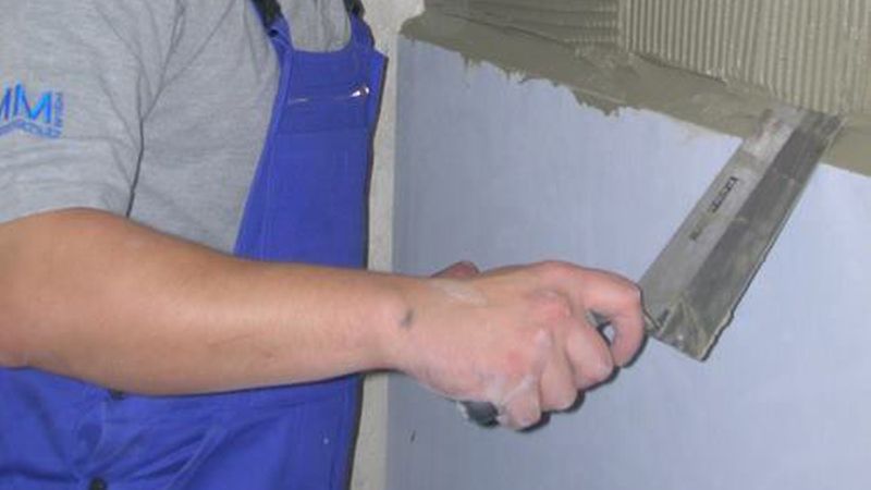 Die Platten müssen Abstand zum Boden haben ‒ zu den Fugen zwischen den Platten die Anleitung des Herstellers beachten. (Bild: MM Bautenschutz)