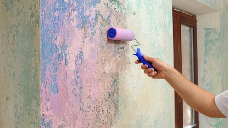 Einige Grundierungen sind eingefärbt, um eine gleichmäßige Deckung kontrollieren zu können.