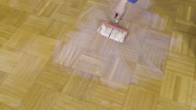 Auf Holzuntergründen bewirken Spezialhaftgründe eine starke Reduzierung der Saugfähigkeit.