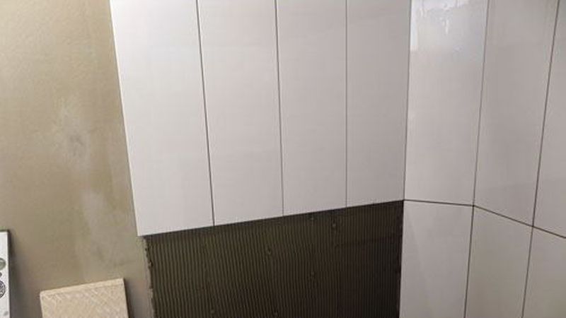 Besonders bei der Verlegung großformatiger Fliesen muss auf die Ebenheit des Untergrunds geachtet werden. Bild: Ardex