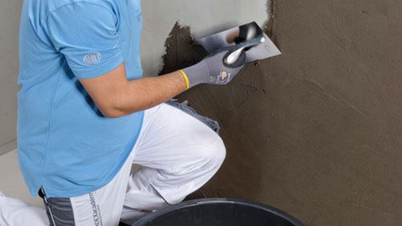 Flächenausgleich mit einer Flexspachtelmasse.Bild: Ardex