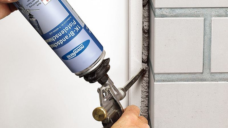 Brandschutzschaum zur Zargenhinterfüllung bei Türen mit Eckzarge.