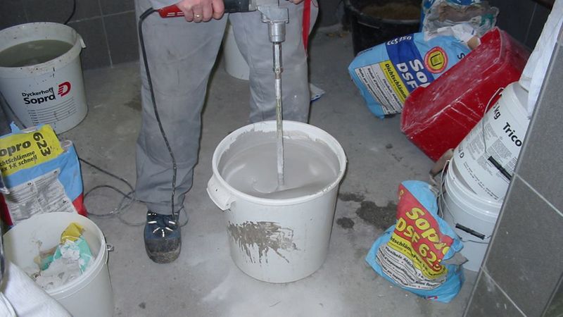 Flüssige Abdichtungen sind flexibler einsetzbar als Bahnenware. (Foto: Sopro)