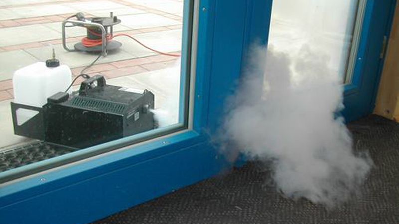 Der „HeavyFogger“ entwickelt einen ungiftigen Nebel, der durch den Unterdruck im Gebäude wie hier durch die Fugen im Terrassentürbereich gesogen wird. (Bild: Blower Door GmbH)