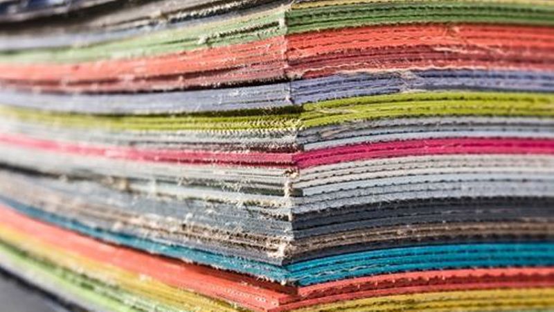 Die Farben beim Linoleum sind aufgrund des Herstellungsverfahren nicht ganz so grell und brillant wie bei Designböden. (Bild: Tarkett)