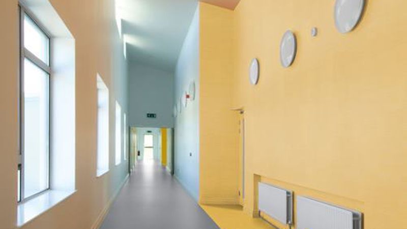 Die hohe Strapazierfähigkeit des Wandbelags prädestiniert ihn für hoch beanspruchte Bereiche wie etwa eine Kita. (Bild: Tarkett)