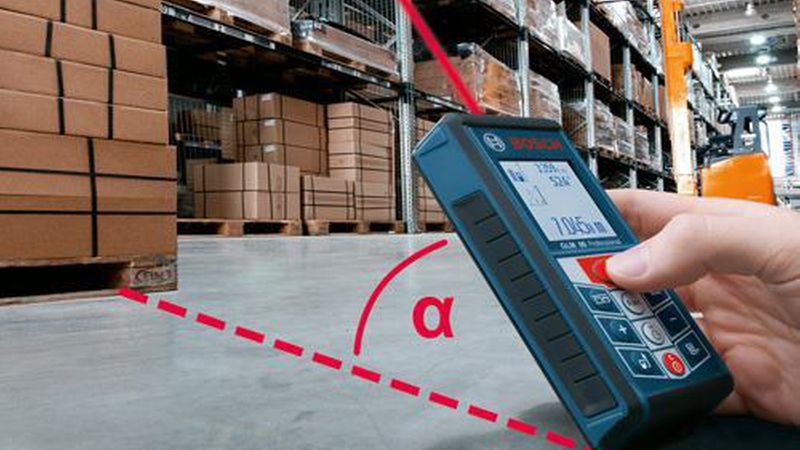 Über die Winkelmessfunktion und den Satz des Pythagoras lässt sich jede Strecke berechnen, auch wenn der Ausgangsmesspunkt unzugänglich ist. (Bild: Bosch)