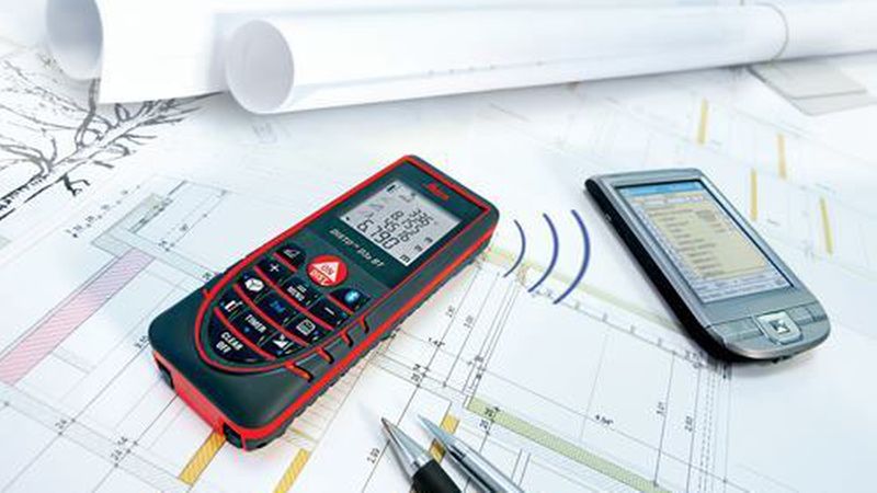 Via Bluetooth-Technologie sind Messdaten bei Entfernungsmessern mit Laser übertragbar, hier auf einem Smartphone. (Bild: Leica)
